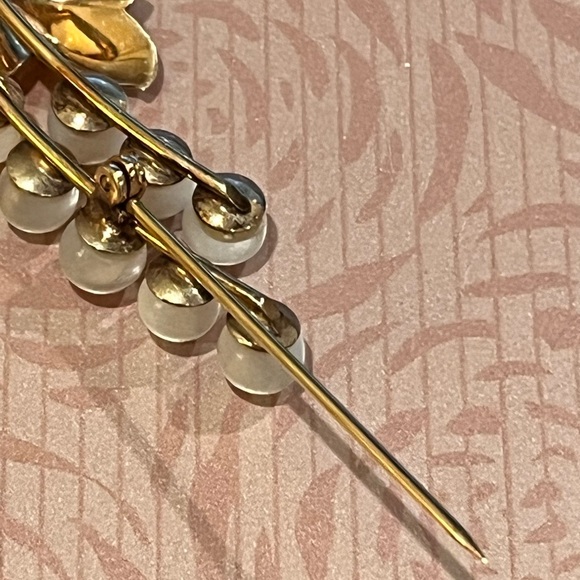 1940s Winard 12 Kt Gold Filled Flower Brooch white to grey translucent q… - Picture 7 of 8